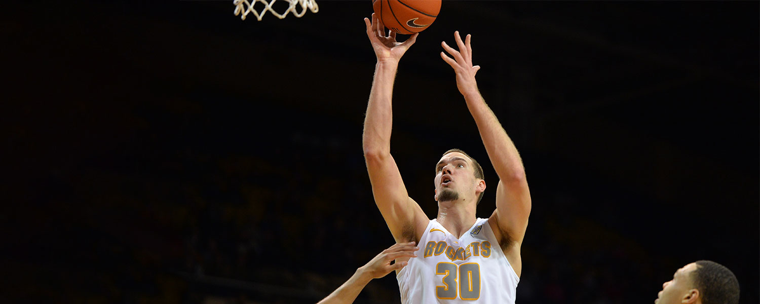 Luke Knapke dunking a basketball